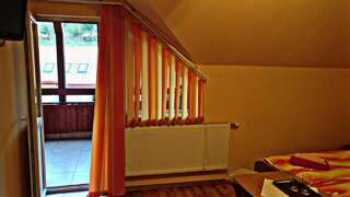 Отели типа «постель и завтрак» Picnic Panzio Lunca de Sus Двухместный номер с 2 отдельными кроватями и балконом-5