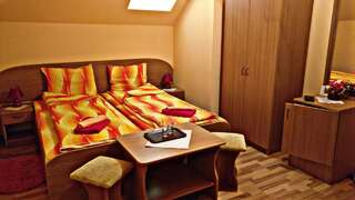 Отели типа «постель и завтрак» Picnic Panzio Lunca de Sus Двухместный номер с 2 отдельными кроватями и балконом-6