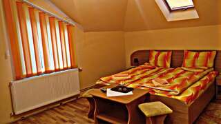 Отели типа «постель и завтрак» Picnic Panzio Lunca de Sus Трехместный номер с балконом-2