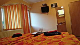 Отели типа «постель и завтрак» Picnic Panzio Lunca de Sus Двухместный номер с 2 отдельными кроватями и дополнительной кроватью-3