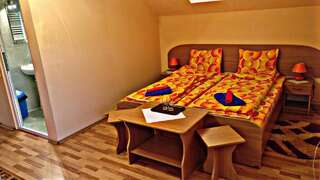 Отели типа «постель и завтрак» Picnic Panzio Lunca de Sus Двухместный номер с 2 отдельными кроватями и дополнительной кроватью-4